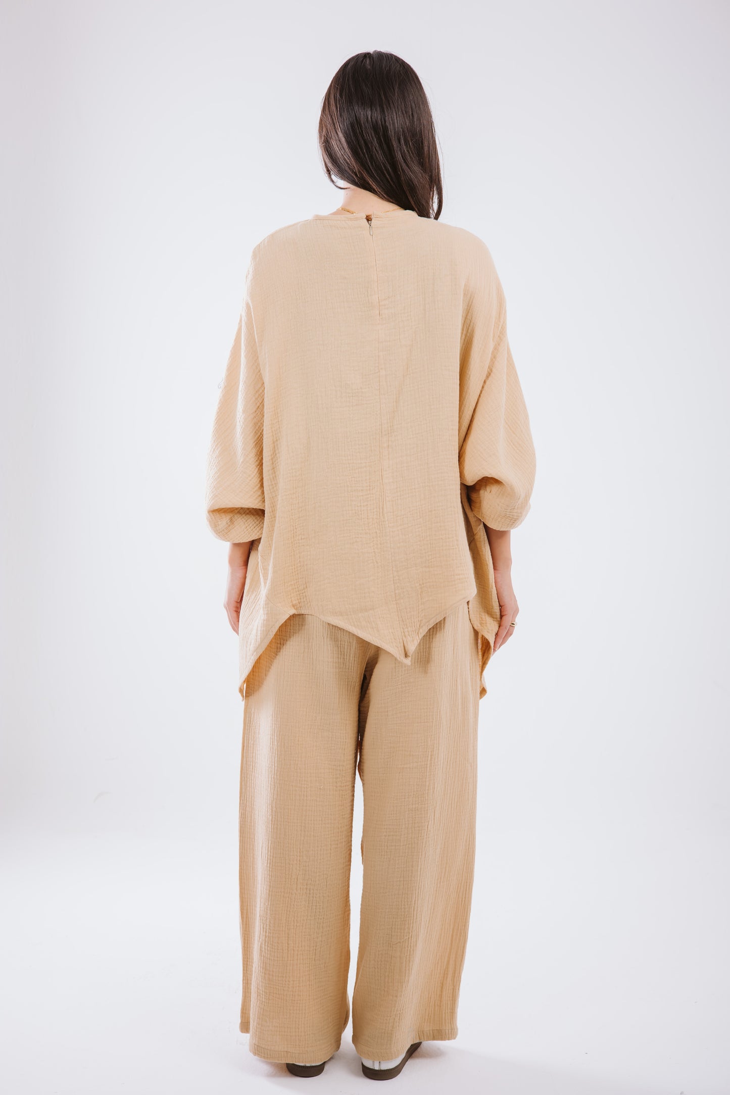 Asymmetrical crinky set in Beige